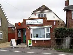 Bureau de poste et commerce local.