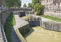 L'écluse Saint-Pierre, au bout du canal de Brienne.