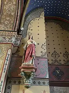 Statue sulpicienne de sainte Barbe en plâtre (XIXe&nbsp;siècle), avec sa palme du martyre et la tour, église Saint-Étienne à Romorantin, Loir et Cher, France.