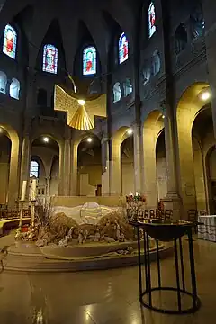 Autel et cuve baptismale.