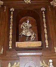 Groupe sculpté Saint-Martin et le pauvre en bois taillé polychrome du XVIIe siècle .