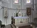 Autel, tabernacle et bannières.