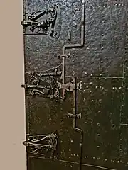 Détail des trois serrures.