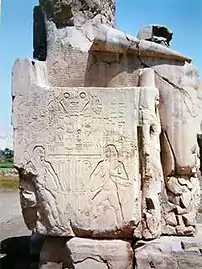 Le dieu du fleuve Hâpy unissant la Haute et la Basse-Égypte. Colosses de Memnon. Règne d'Amenhotep&nbsp;III.