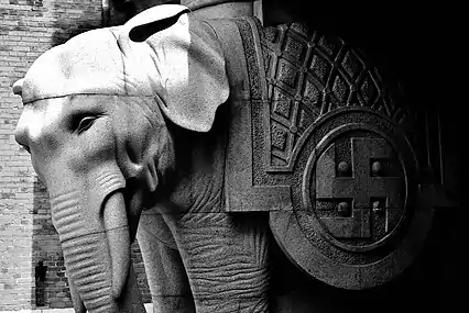 Copenhague, quartier Carlsberg&nbsp;(en), porte des Éléphants&nbsp;(en), détail d'un des éléphants sculpté au début du XXe&nbsp;siècle, portant une croix gammée. Il convient d'observer que la division SS « Nordland », composée de Scandinaves dont des Danois, avait adopté en 1943 ce type de croix incurvée (croix solairecroix solaire brisée) dans son emblème (voir photo ci-dessus).