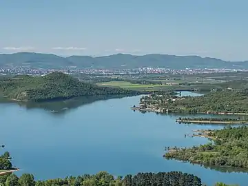 Réservoir d'Ullíbarri-Gamboa&nbsp;(es), vu depuis la sierra d'Elgea. En arrière-plan, la ville de Vitoria-Gasteiz