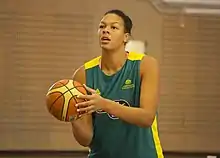 Portrait de Liz Cambage, le ballon dans les mains, lors d'une préparation à un lancer-franc.