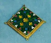 Chaton d'émail de plique. Émail cloisonné sur or, Paris, fin du XIIIe&nbsp;siècle-début du XIVe&nbsp;siècle