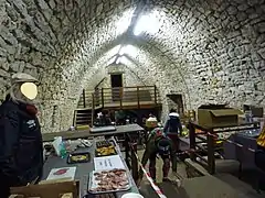 Endurance Trail des Templiers 2021. Dernier ravitaillement, après 102&nbsp;km de course, à l'intérieur de la bergerie du Cade (831&nbsp;m).