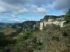 Endurance Trail des Templiers 2021. Vue depuis les corniches du Causse noir. Vue sur le Causse Méjean en face sur le rocher de Capluc (655&nbsp;m) à gauche et le sentier des balcons du Vertige avec notamment le Vase de Sèvres et le Vase de Chine.