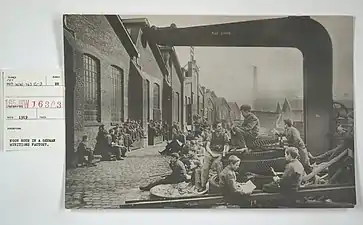 Jeunes ouvriers faisant la pause dans une fabrique d'explosifs