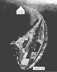 Vue aérienne de la piste d’atterrissage de l’atoll d’Eniwetok.