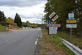 Entrée de Saint-Yorre par la route départementale 906e avec panneaux