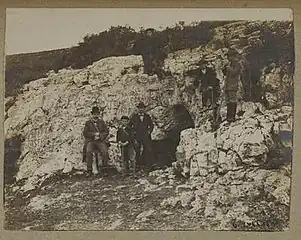 Des expéditionnistes devant l'entrée de la Grotte Loubière