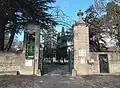 La grille d'entrée du château de Lordat visible de l'avenue Pierre-Paul Riquet.
