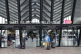 Entrée du bâtiment voyageurs.