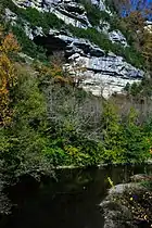 L'Arize, avec l'entrée sud de la grotte (en aval) en arrière-plan.