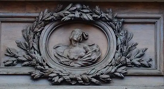 Réplique en bois du XIXe&nbsp;siècle du Buste de femme en médaillon, motif surmontant le portail du palais Saint-Pierre, place des Terreaux à Lyon.