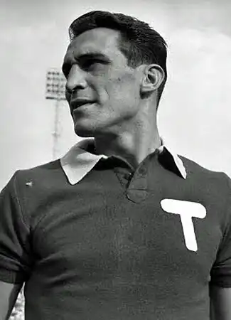 Enzo Bearzot avec le « T » blanc sur le maillot grenat de la Talmone Torino (it).