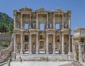 La façade de la Bibliothèque de Celsus dans l'ancienne cité grecque d'Éphèse à Izmir