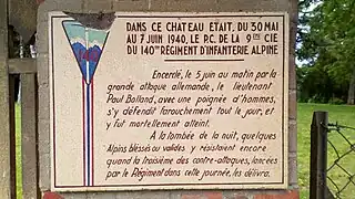 Plaque rappelant que le château a été, en mai-juin 1940, le PC du 140e Régiment d'infanterie alpine