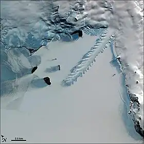 Image satellite de la baie Erebus avec les îles Dellbridge à gauche, le glacier Erebus au centre, la péninsule de Hut Point à droite et le reste de l'île de Ross en haut.