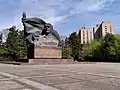 Monument Ernst Thälmann et deux bâtiments d'habitation du parc.