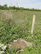 Le puits no&nbsp;2 dans son environnement.