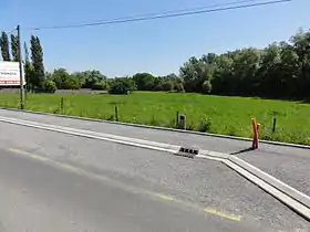 Vue de la pâture en 2012 dans laquelle les deux avaleresses ont été creusées près de trois siècles plus tôt. Au premier plan, la borne Ponchelet no&nbsp;2.