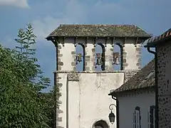 ... et son clocher à peigne.