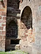 Deux enfeus extérieurs.