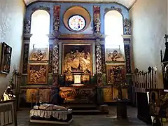 L'intérieur et le retable du XVIIIe siècle.