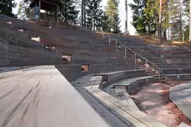Le théâtre d'été à l'ouest des terrains de sport.