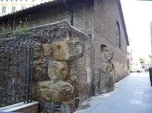 Fragment de la muraille Servienne compris dans l'auditorium, sur le Largo Leopardi.