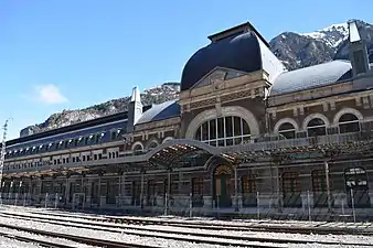 Gare de Canfranc&nbsp;– frontière entre l'Espagne et la France.