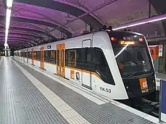 Série 114 à quai à Plaça de Catalunya.