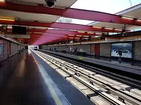 Vue des quais de la station, en direction de Cerro Blanco puis sur la ligne 2, actuellement Vespucio Norte.
