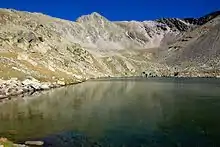 Étendue d'eau au premier plan avec montagnes en arrière plan.