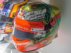 Le casque d'Esteban Gutiérrez avec une dédicace en espagnol du pilote mexicain.