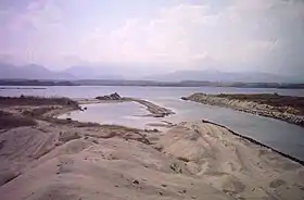 Le grau de l'étang d'Urbino, vue prise depuis la plage.