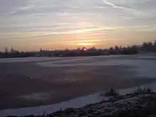 Un vaste étang au levé du jour.