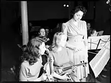 Ethel Stark donne des instructions à deux violonistes en 1942