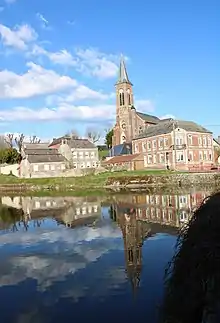 L'église se mirant dans le Canal de la Sambre à l'Oise.