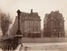 A gauche : la dernière maison du quai de l'Horloge (no&nbsp;41) faisant angle avec la place du Pont-Neuf (no&nbsp;12). Photographie par Eugène Atget (1925).