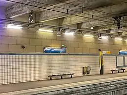 « Évry Courcouronnes  Centre » sur les panneaux des quais, en 2020.