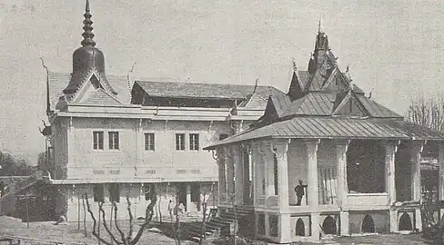 Théâtre indochinois (gauche),pavillon du Laos (centre)