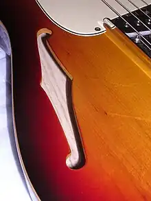 L'ouïe d'une guitare électrique, proche de celle du violon.