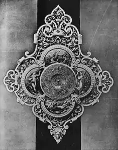 Cartel néo-Renaissance, bronze argenté et doré, émaux d’Alfred Serre, exécuté par la maison Barbedienne.