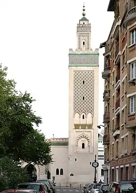 Minaret de la Grande Mosquée de Paris dans l'alignement de la rue.