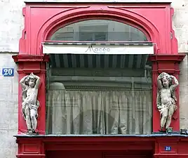 No&nbsp;20 : façade d'un restaurant avec putti.